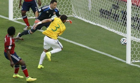 Kapten Brasil, Thiago Silva (3), menceploskan bola ke gawang Kolombia di laga perempat final Piala Dunia 2014 di Arena Castelao, Fortaleza, Jumat (4/7) 