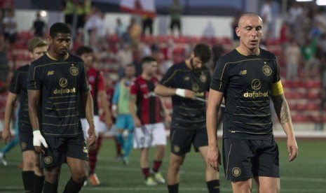 Kapten Celtic Scott Brown (kanan) tertunduk lesu selepas timnya dikalahkan Lincoln Red Imps di Stadion Victoria, Rabu (13/7) dini hari WIB.