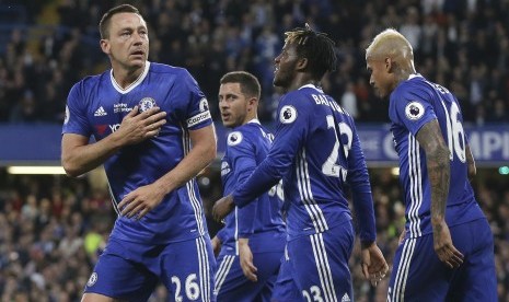 Kapten Chelsea, John Terry (kiri) merayakan gol ke gawang Watford pada laga Liga Primer di Stamford Bridge, Selasa (16/5) dini hari WIB. Chelsea menang 4-3.