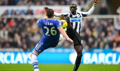 Kapten Chelsea John Terry melawan penyerang Newcastle United Papiss Cisse.