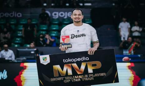 Kapten Dewa United Kaleb Ramot Gemilang meraih gelar MVP IBL musim 2022/2023.