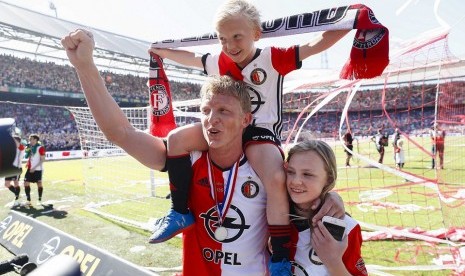 Kapten Feyenoord Dirk Kuyt merayakan kesuksesan timnya menjuarai Liga Belanda musim 2016/2017 bersama kedua anaknya.