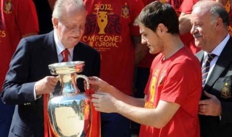 Kapten Iker Casillas menyerahkan tropi Piala Eropa ke Raja Spanyol, Juan Carlos