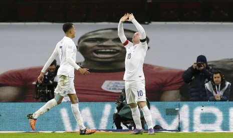 Kapten Inggris, Wayne Rooney merayakan gol ke gawang Prancis.