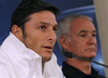 Kapten Inter Milan, Javier Zanetti (kiri) didampingi pelatih Inter yang baru, Claudio Ranieri (kanan).