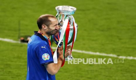 Kapten Italia Giorgio Chiellini saat membawa trofi usai final Euro 2020 antara Italia dan Inggris di London, Inggris, Senin (12/7) dini hari WIB. Italia memenangkan pertandingan melalui adu penalti. 