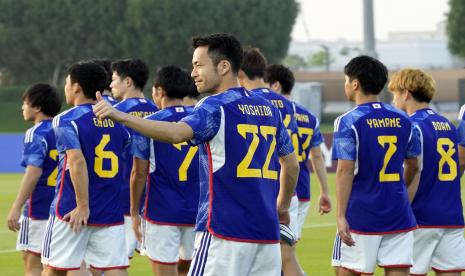  Para pemain timnas Jepang bersiap memasuki lapangan.