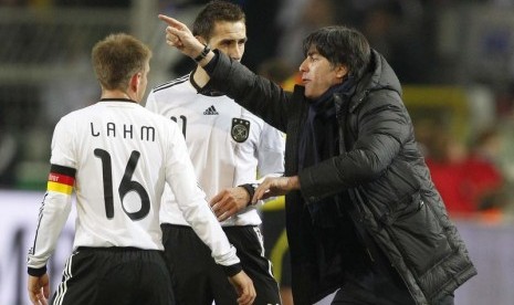 Kapten Jerman, Philip Lahm ketika menerima instruksi pelatih Jerman, Joachim Loew. 