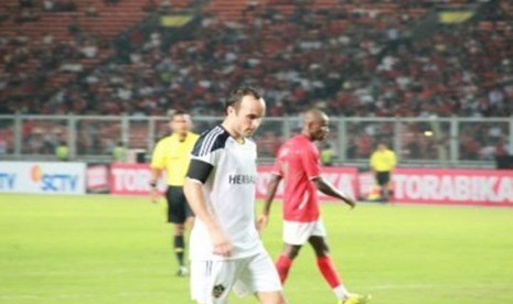 Kapten kesebelasan LA Galaxy (Landon Donovan) tak mampu berbuat banyak saat partai persahabatan Indonesia Selection kontra LA Galaxy di Stadion Gelora Bung Karno Jakarta, Rabu (30/11). (Republika Online/Fafa)