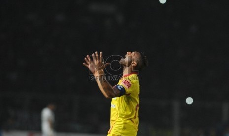 Kapten kesebelasan Sriwijaya Titus Bonai meluapkan emosinya seusai gagal mencetak gol pada laga final Piala Presiden di Stadion Utama Gelora Bung Karno, Ahad (18/10).Republika/Edwin Dwi Putranto