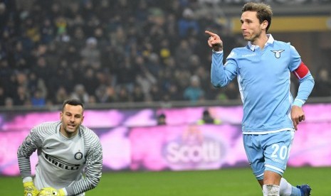 Kapten Lazio, Lucas Biglia (kanan).