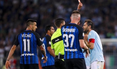 Kapten Lazio, Senad Lulic (kanan) saat menerima kartu merah melawan Inter Milan.