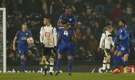 Kapten Leicester City, Wes Morgan (tengah) merayakan golnya ke gawang Derby County bersama Danny Drinkwater pada laga Piala FA di Pride Park, Sabtu (28/1) dini hari WIB. Laga berakhir imbang 2-2.