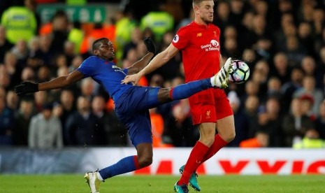 Kapten Liverpool Jordan Henderson diganggu oleh gelandang Manchester United Paul Pogba.