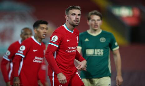 Kapten Liverpool, Jordan Henderson (tengah).