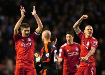 Kapten Liverpool, Steven Gerrard (kiri), merayakan selebrasi bersama rekan setimnya usai menyingkirkan Manchester City dengan agregat 3-2 di babak semifinal Piala Carling di Anfield, Liverpool, Rabu (25/1). 