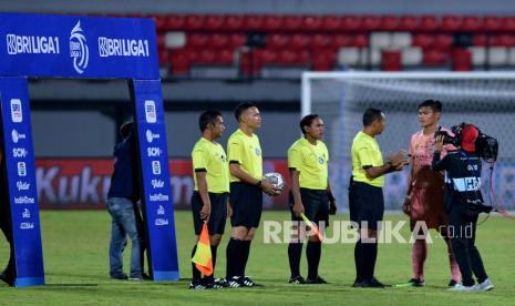 Kapten Madura United Fachruddin Wahyudi Aryanto (kedua kanan) berdiskusi dengan wasit saat pertandingan Liga 1 melawan Persipura Jayapura di Stadion Kapten I Wayan Dipta, Gianyar, Bali, Senin (21/2/2022). Pertandingan Persipura Jayapura melawan Madura United tersebut batal dilaksanakan karena tim Persipura tidak datang ke stadion.