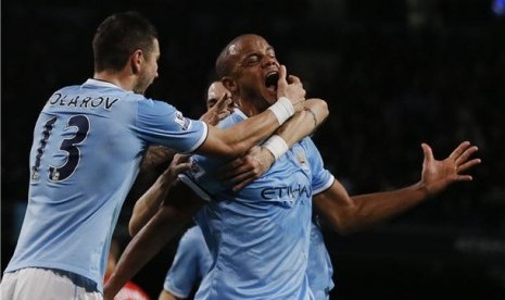 Kapten Manchester City, Vincent Kompany, meluapkan emosi kegembiraannya usai menjebol gawang Liverpool dalam laga Liga Primer Inggris di Etihan Stadium, Manchester, Kamis (26/12). 