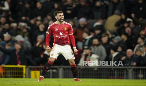 Kapten Manchester United Bruno Fernandes berselebrasi setelah mencetak gol kemenangan timnya ke gawang Rangers dalam pertandingan ketujuh LIga Europa di Old Trafford, Jumat (24/1/2025) dini hari WIB.