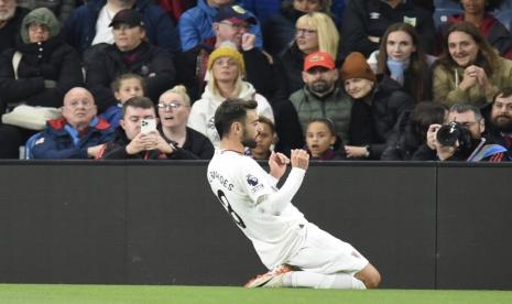 Kapten Manchester United (MU) Bruno Fernandes merayakan golnya ke gawang Burnley dalam lanjutan Liga Primer Inggris. MU mengalahkan Burnley 1-0.