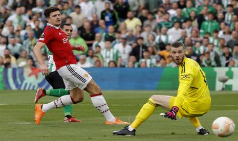 Kapten Manchester United (MU) Harry Maguire (kiri) beraksi bersama timnya menghadapi Real Betis di leg kedua 16 besar Liga Europa (2022/2023), Jumat (17/3/2023). 