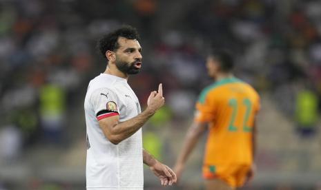 Kapten Mesir Mohamed Salah memberi isyarat selama pertandingan sepak bola babak 16 besar Piala Afrika 2022 antara Pantai Gading dan Mesir di Stadion Japoma di Douala, Kamerun, Rabu, 26 Januari 2022.