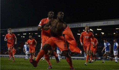  Kapten Millwall, Danny Shittu (tengah), melakukan selebrasi lepas baju usai menjebol gawang Blackburn Rovers di babak perempat final Piala FA di Blackburn pada Rabu (13/3).