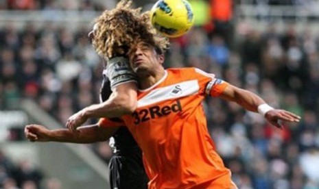 Kapten Newcastle United, Fabricio Coloccini (kiri)