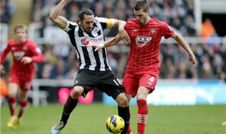 Kapten Newcastle United, Jonas Gutierrez (kiri), bertarung dengan gelandang Southampton, Morgan Schneiderlin (kanan), di laga Liga Primer Inggris di St James' Park, Newcastle, Ahad (24/2). 