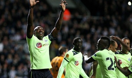 Kapten Newcastle United, Shola Ameobi (kiri), merayakan golnya bersama rekan satu timnya dalam laga Liga Eropa grup D melawan Bordeaux di Sports Direct Arena, Newcastle, Inggri, 4 Oktober 2012 