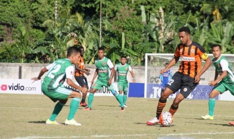 Kapten Perseru Arthur Bonai membawa bola dalam laga melawan PS TNI.