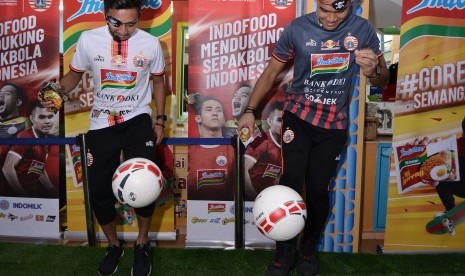 Kapten Persija Jakarta Andritany Ardhiyasa (kanan) dan bintang Macan Kemayoran lainnya, Fitra Ridwan melakukan aksi juggling bola dengan kondisi satu mata tertutup di PRJ, Kemayoran, Jakarta, Rabu (26/6).