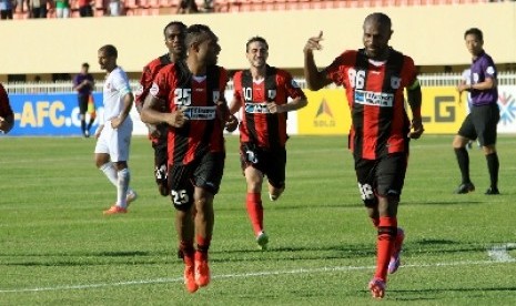 Kapten Persipura Jayapura Boaz Solossa (kanan) dan Titus Bonai (kiri).