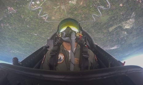 Kapten Pnb Dika Mahendra sebagai navigator leader Jupiter Aerobatic Team (JAT) TNI AU melakukan latihan di atas langit DI Yogyakarta, Senin (27/11).