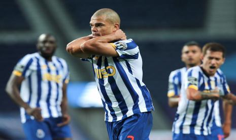 Kapten Porto, Pepe, (tengah) bersama rekan-rekan setimnya.