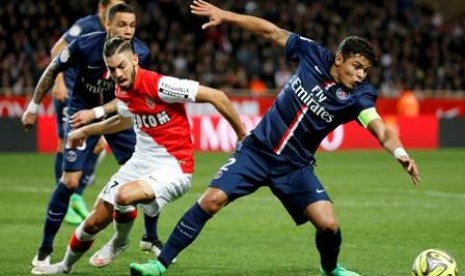 Kapten PSG Thiago Silva (kanan) berduel dengan pemain AS Monaco Yannick Ferreira dalam pertandingan Ligue 1, Senin (2/3) dini hari WIB.