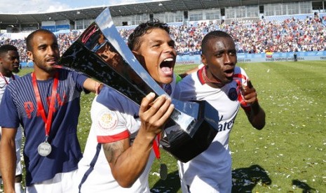 Kapten PSG Thiago Silva membawa piala Trophées des Champions.