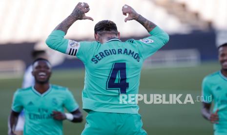 Kapten Real Madrid Sergio Ramos melakukan selebrasi pada pertandingan sepak bola La Liga Spanyol antara Leganes dan Real Madrid di Stadion Butarque di Leganes, di pinggiran Madrid, Spanyol, Ahad (19/7/2020). 