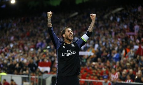 Kapten Real Madrid, Sergio Ramos, merayakan gol timnya pada pertemuan kedua semi final Liga Champions melawan Atletico Madrid di Stadion Vicente Calderon, bulan lalu. 