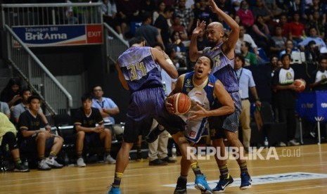 Kapten Satria Muda Pertamina Arki Dikania Wisnu diapit oleh dua pemain CLS Knights.