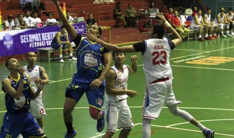 Kapten Satria Muda Pertamina Arki Dikania Wisnu melakukan lay up saat melawan Stadium dalam Turnamen Perbasi Cup 2016.