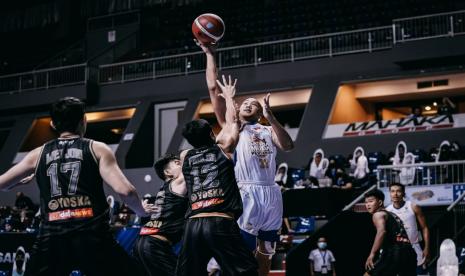 Kapten Satria Muda Pertamina Arki Dikania Wisnu menembak dijaga para pemain West Bandits Solo dalam laga semifinal IBL 2021, Ahad (30/5). SM menang 72-48 dan melangkah ke final dengan keunggulan 2-0. Di final, SM ditunggu Pelita Jaya Bakrie.