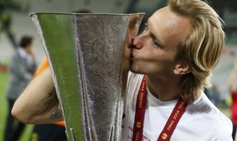 Kapten Sevilla Ivan Rakitic mencium trofi Liga Eropa setelah di final mengalahkan Benfica.