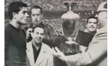 Kapten Spanyol Fernando Olivella (kiri) menerima trofi juara Piala Eropa 1964.