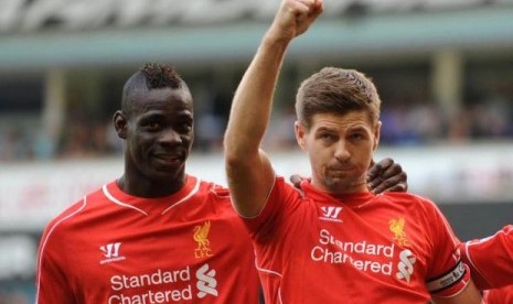 Kapten Stevan Gerrard dan Mario Balotelli.