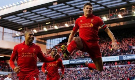 Seragam Liverpool yang disponsori Standard Chartered.