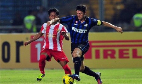 Kapten tim Inter Milan, Javier Zanetti (kanan), berusaha melewati hadangan pemain Indonesia Selection, GM Siregar, dalam laga persahabatan di Stadion Gelora Bung Karno, Senayan, Jakarta, Kamis (24/5). 