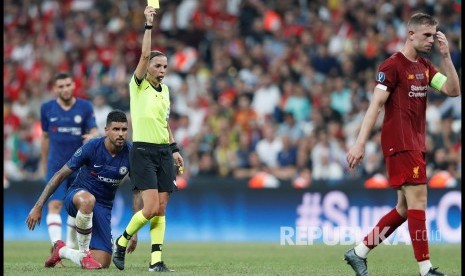 Kapten tim Liverpool Jordan Henderson dihukum kartu kuning oleh  Stephanie Frappart  pada laga Piala Super UEFA di Stadion Vodafone Arena, Istanbul, Turki, Kamis (15/8) dini hari.