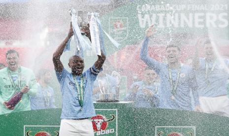 Kapten tim Manchester City Fernandinho mengangkat trofi di penghujung pertandingan final Piala Liga Inggris antara Manchester City melawan Tottenham Hotspur di stadion Wembley di London, Minggu, 25 April 2021. Manchester City menang 1-0.