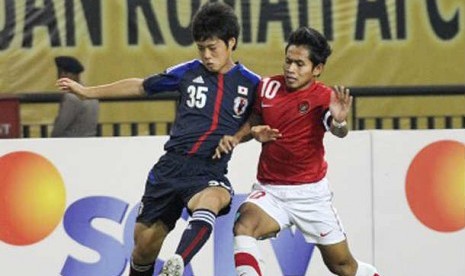 Kapten Tim Nasional Indonesia Andik Vermansyah (kanan) berebut bola dengan pesepakbola Jepang Matsumoto (kiri) saat pertandingan babak kualifikasi grup E Piala Asia (AFC) U-22 di Stadion Utama Riau, Pekanbaru, Riau, Kamis (12/7).